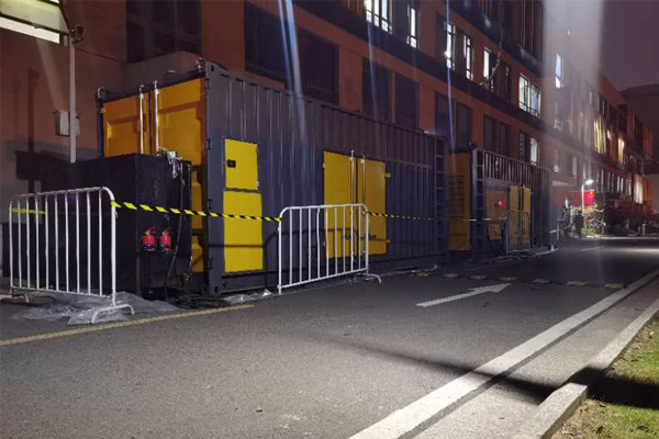 佛山柴油发电机组的输出电压是如何调节的？